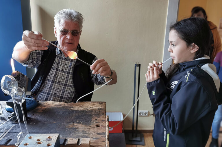 Glasbläser Rolf Bätz mit Lilli beim Ostereier blasen © Ilmenau kreativ erleben